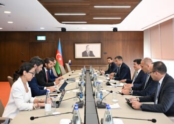Azerbaijan, Spain’s Santander explore investment co-op opportunities (PHOTO)