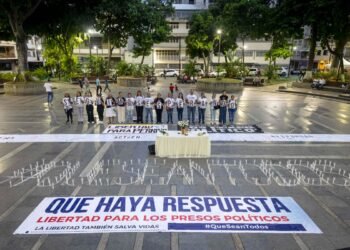Relatives of political prisoners held a vigil for freedom in Plaza Bolívar de Chacao