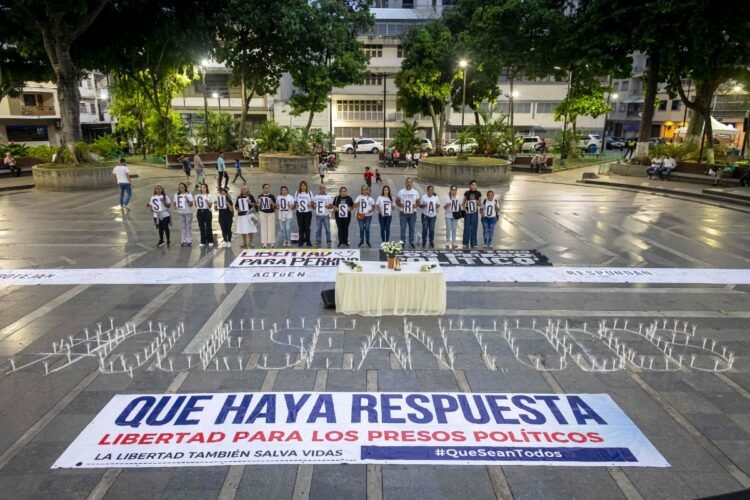Relatives of political prisoners held a vigil for freedom in Plaza Bolívar de Chacao
