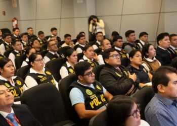 Agentes de la Policía son capacitados por Claro para geolocalizar celulares usados en investigaciones apuesplan