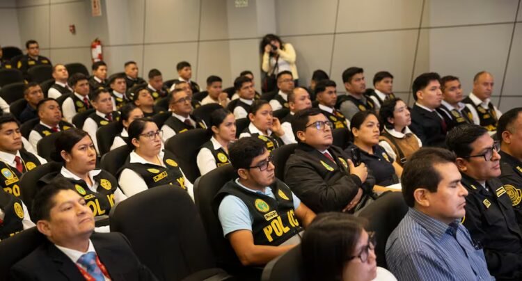 Agentes de la Policía son capacitados por Claro para geolocalizar celulares usados en investigaciones apuesplan