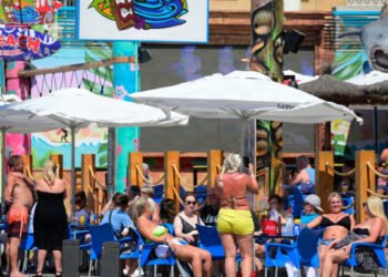 Spain’s government will ban smoking on beaches and restaurants