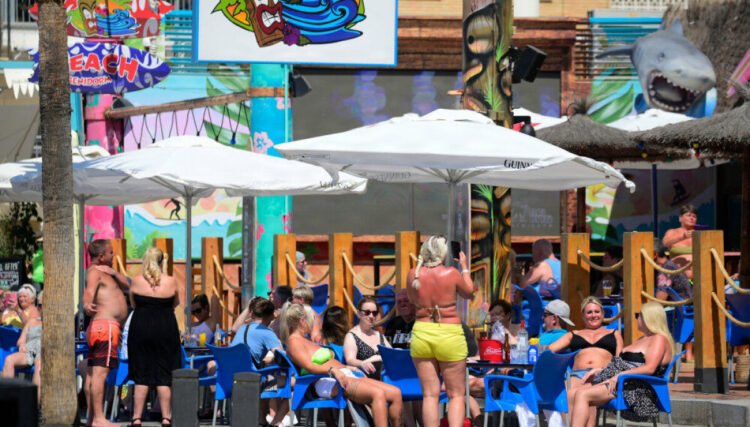 Spain’s government will ban smoking on beaches and restaurants