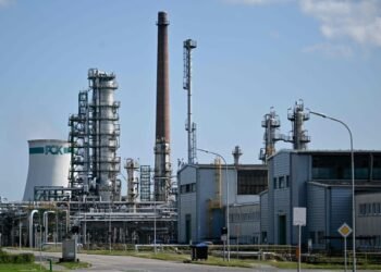 Oil extends gains as Trump issues fresh Iran warning