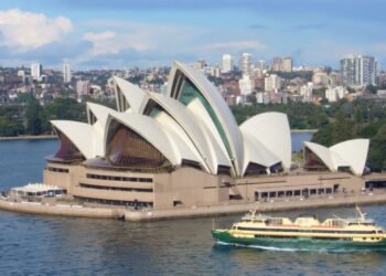 Australia to detain tourists who overstay visa