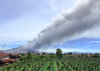 Fires and haze issues aside, Indonesia now also faces another problem – Mount Sinabung erupts and spews ash 3.5km above the summit