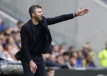 Football: Soccer-Carrick hurt by stoppage-time blow in Man United draw at Everton