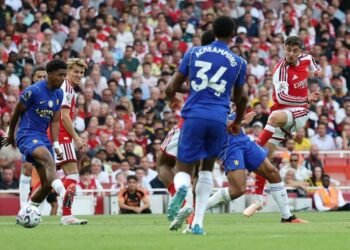 Football: Soccer-Arsenal pass Chelsea test in style with comeback win