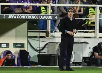 Football: Soccer-Fiorentina turn to familiar face Vanoli after sacking Grosso