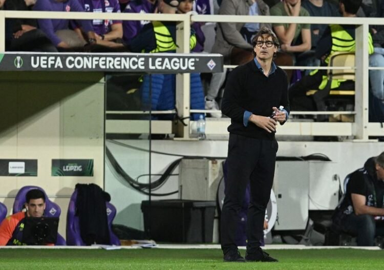 Football: Soccer-Fiorentina turn to familiar face Vanoli after sacking Grosso