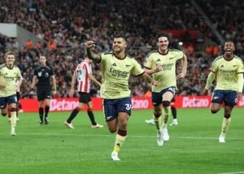 Football: Soccer-Guimaraes opens Arsenal account in win at Sunderland