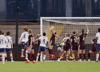 Football: Soccer-Manchester City hammer Aston Villa to go top of WSL