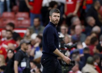 Football: Soccer-Carrick brushes aside questions over future as United seek turnaround