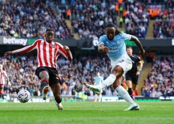 Football: Soccer-Manchester City beat Sunderland in humdinger to maintain 100% start, Man Utd scrape draw