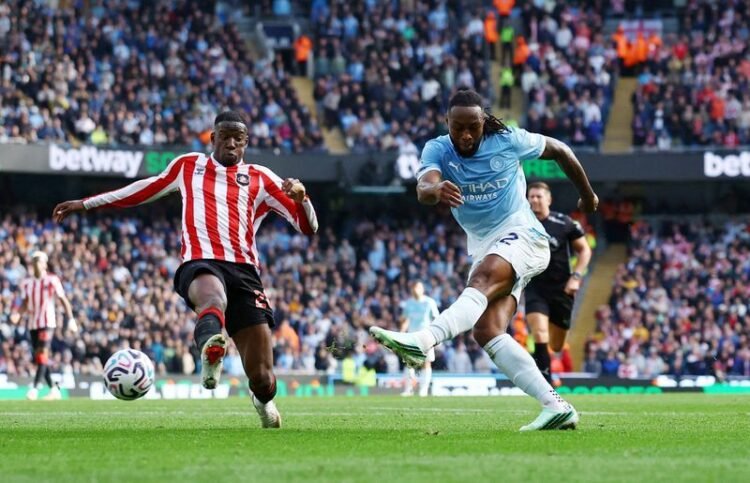 Football: Soccer-Manchester City beat Sunderland in humdinger to maintain 100% start, Man Utd scrape draw