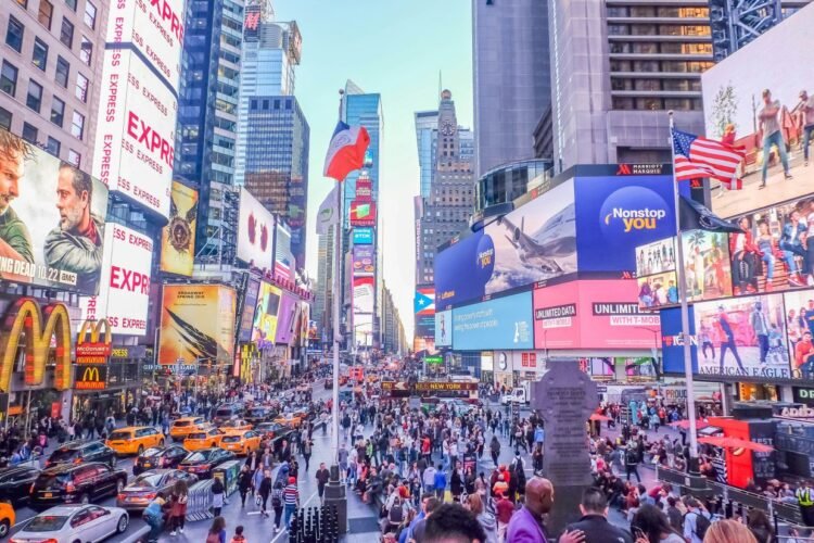 US weekly jobless claims decrease as labor market regains footing