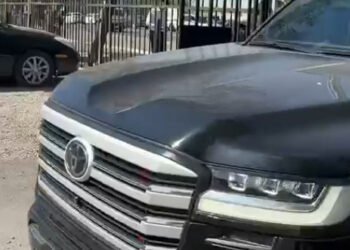 Two Land Cruiser 300s with “special signals” ended up in the impound lot