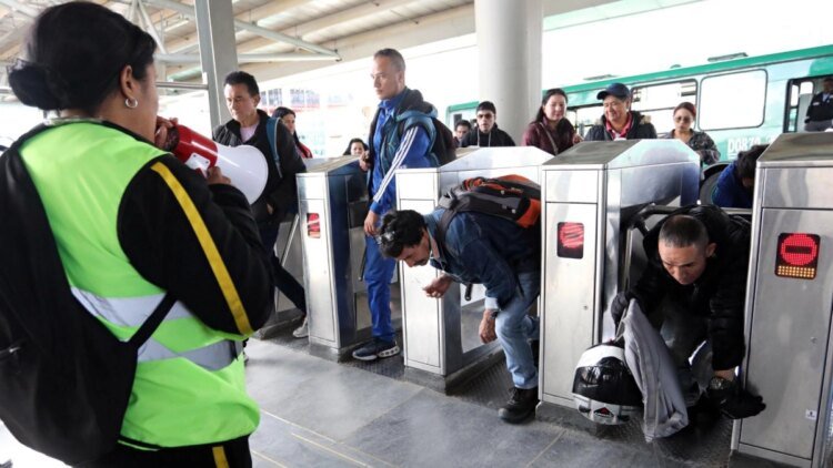 Behaviors in TransMilenio that threaten to reach the Bogotá metro