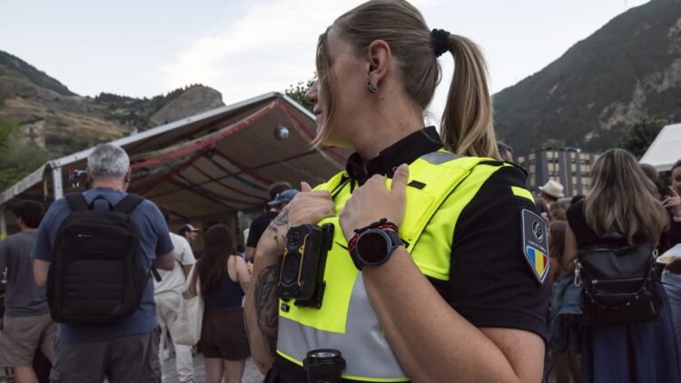 The Government of Andorra and Data Protection advise the common people that to use the chest cameras of the traffic officers they must respect the law