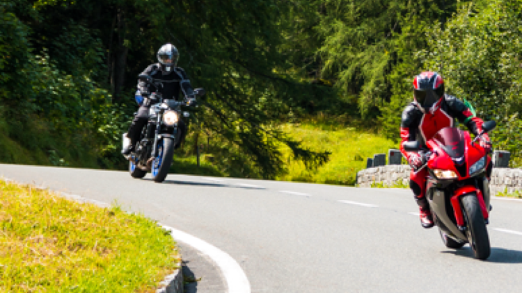 New regulations for motorcyclists in Spain: it is forbidden to wear open shoes