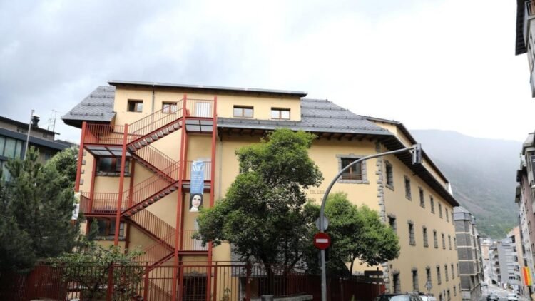 The Sagrada Família school in Andorra is betting on paper and pen in the face of students’ loss of concentration