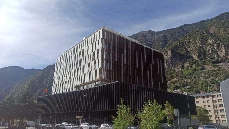Courts of Andorra condemn two policemen for illegal detention but acquit them of degrading treatment