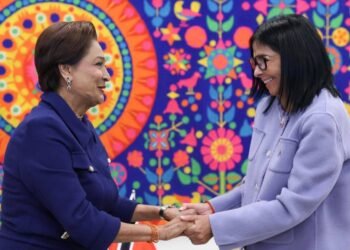 ‘I LOVE YOU TOO KAMLA!’Venezuelan President echoes PM’s words of affection as the two leaders hug and make up after months of strained relations; Kamla no longer persona no grata in Caracas