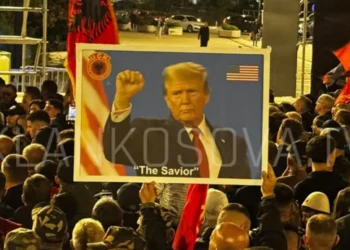 The 15th night of the protest in the square, the portrait of Donald Trump: The Savior is also displayed