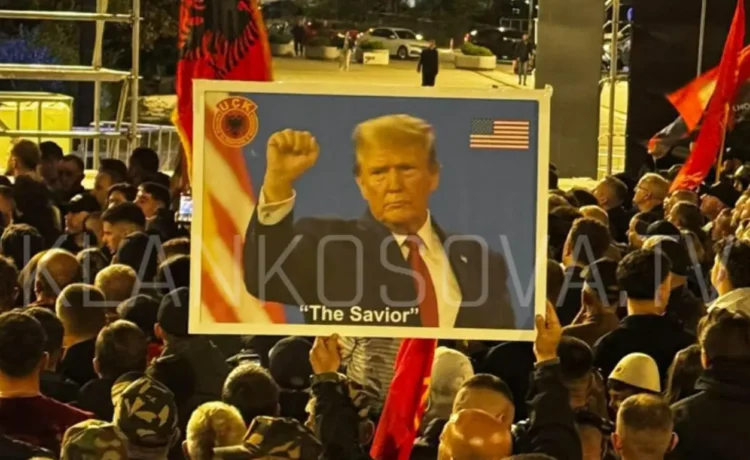 The 15th night of the protest in the square, the portrait of Donald Trump: The Savior is also displayed