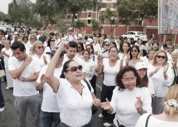 Naval High School: parents sit in front of the Naval Center demanding justice for the teenager