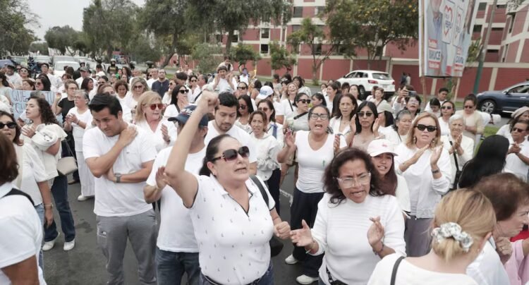 Naval High School: parents sit in front of the Naval Center demanding justice for the teenager