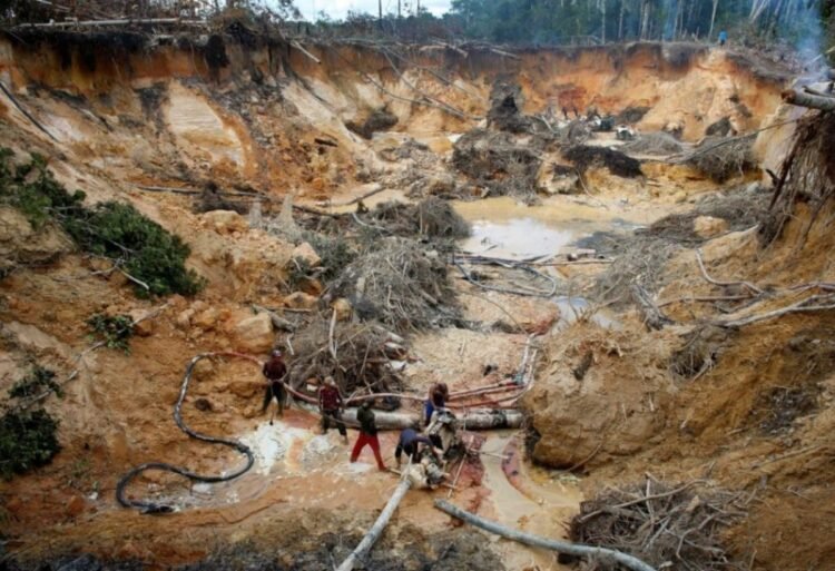 Two deaths left by collapse in a gold mine in El Callao