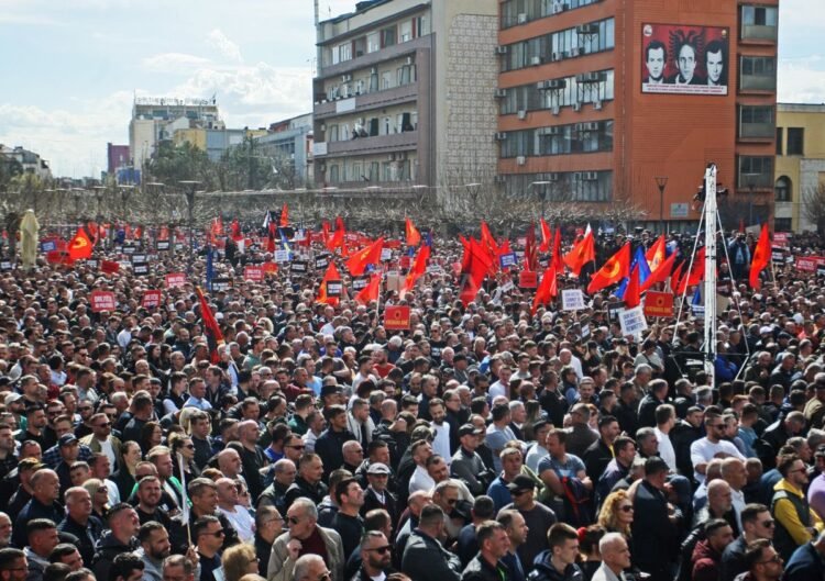 The police take security measures for the march in the square, several main roads are blocked for traffic
