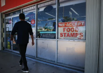 U.S. poverty rate drops slightly, but experts fear worse ahead