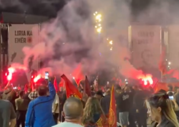 “Not in my name”, protesters light flares under the slogans of “KLA”, thousands of participants