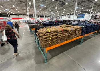 Retail sales rebound strongly in August, even as people are wary over economy