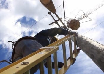 Energy: Linemen pay a high cost for an electrical system in crisis