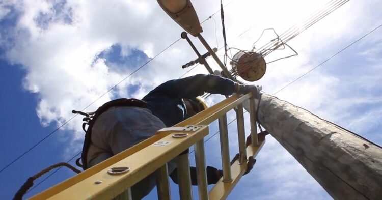 Energy: Linemen pay a high cost for an electrical system in crisis