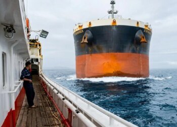Maritime accident in Singapore: Collision between a Panamanian-flagged vessel and a Chinese fishing vessel leaves serious damage