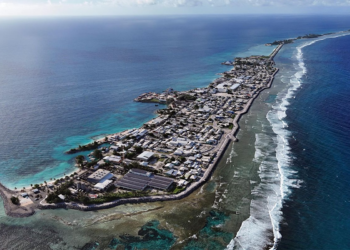 Aussie tradies help build 1.8km wall to protect island neighbour from growing threat