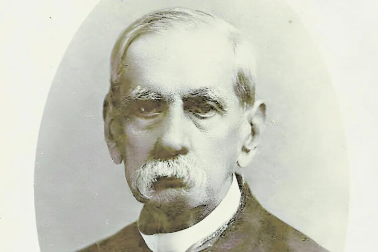 Before the tomb of Justo Arosemena