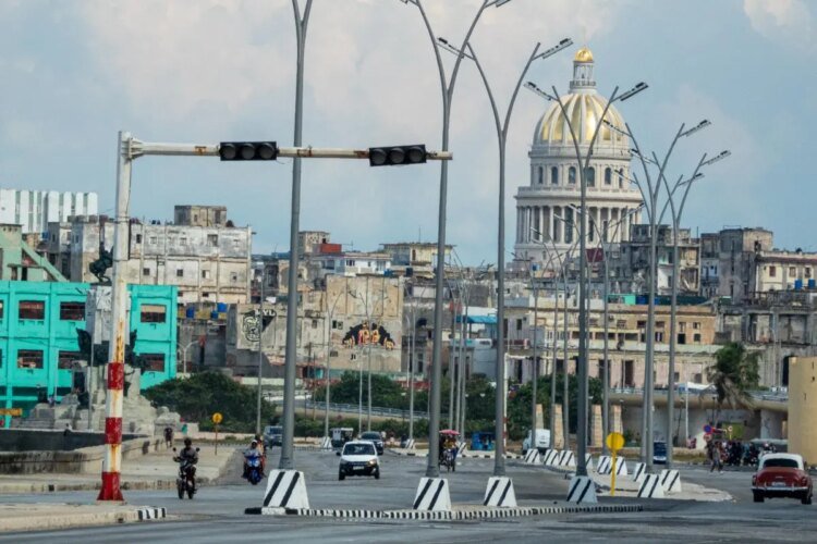 The United States Army is preparing for possible military action around Cuba, according to the ‘CBS’ network