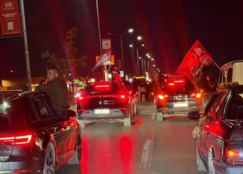 View from the streets of Pristina, a large number of protesters are heading back towards the EULEX offices