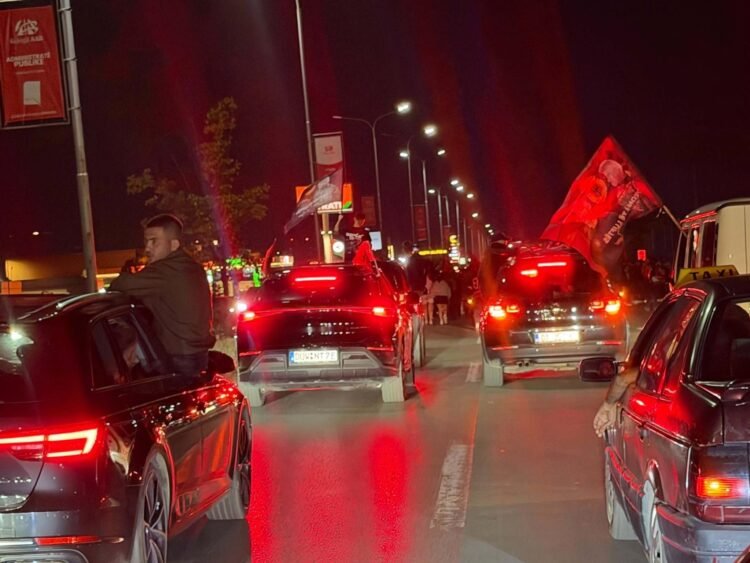 View from the streets of Pristina, a large number of protesters are heading back towards the EULEX offices