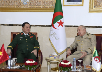 Lieutenant General Chengriha receives the Director of the General Department of Vietnamese Army Policy