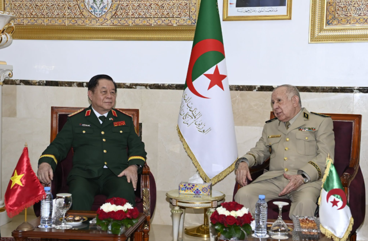 Lieutenant General Chengriha receives the Director of the General Department of Vietnamese Army Policy