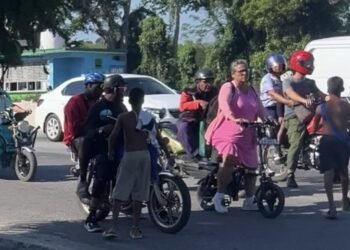 Photo of the day: Children clean windshields in exchange for alms