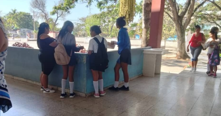 Santiago de Cuba: No official explanations after the poisoning of 25 students