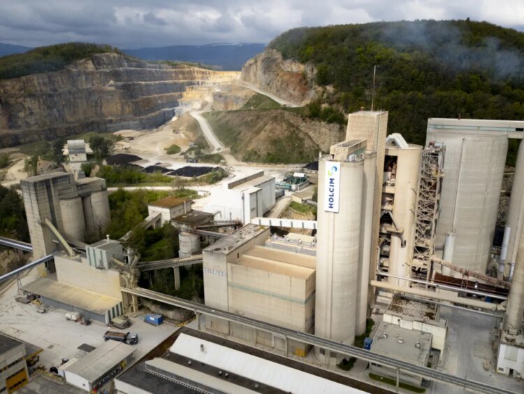 Swiss government wants CO2 levy on cement imports