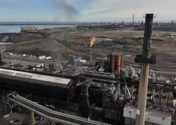 Minister giving Stelco owner 15 days to reverse layoffs before turning to the courts